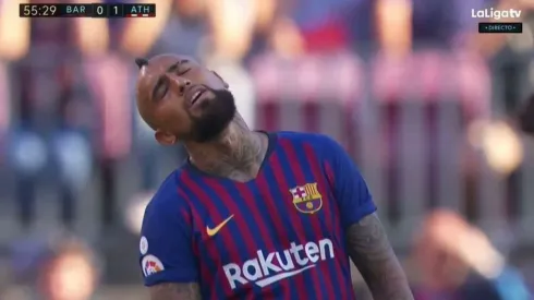 Arturo Vidal vio que se iba reemplazado por Messi y no le gustó nada