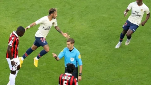 Zona Neymar: desde la medialuna y la clavó el balón bien lejos del arquero