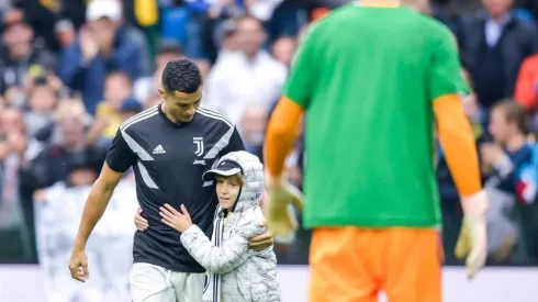 Un fanático invadió el campo para saludar a Cristiano y él le cumplió el sueño