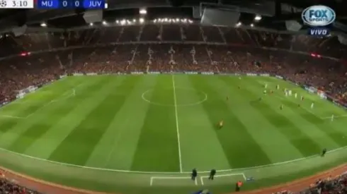 Un hincha entró corriendo en Old Trafford.
