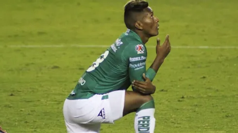 El exjugador de Sporting Cristal debió retirarse lesionado del campo de juego.
