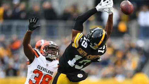 JuJu Smith – Schuster recibiendo un pase de Ben Roethlisberger
