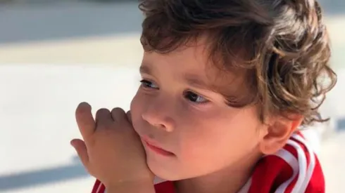 Mateo Messi, con una remera roja y blanca.
