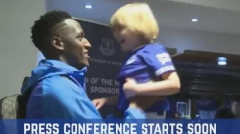 Impagable su reacción: Yerry Mina sorprendió a un niño fanático del Everton