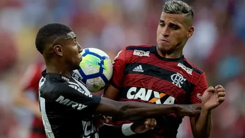 El exjugador de la "U" quiere dejar de ser futbolista del equipo carioca.