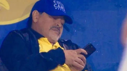 Foto de Diego Maradona con el celular.
