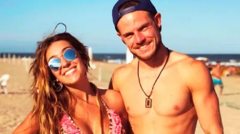 Nandez y su novia en la playa.
