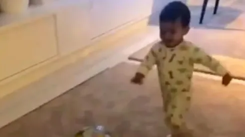 Mateo Dos Santos pateando en la casa de CR7.