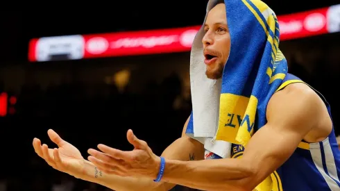 ¡Preocupación en los Warriors! Stephen Curry debió colocar hielo en su muñeca