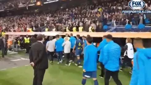 Foto de los jugadores de Boca saliendo del Bernabéu.
