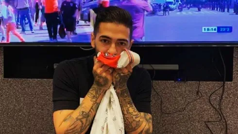 Lanzini besa la camiseta del Millo.
