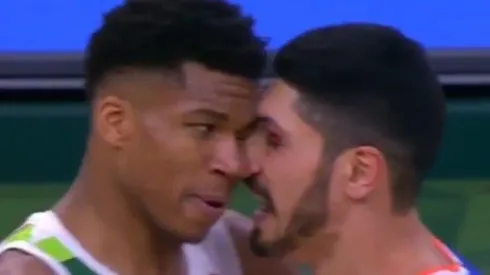 Enes Kanter le da un codazo a Giannis Antetokounmpo y se enciende la bronca