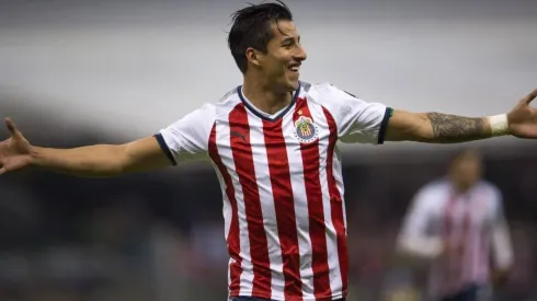 Cisneros volvió para Chivas tras 9 meses y debió salir al mediotiempo