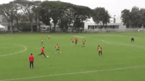 Tremendo golazo de Pulido en el entrenamiento.
