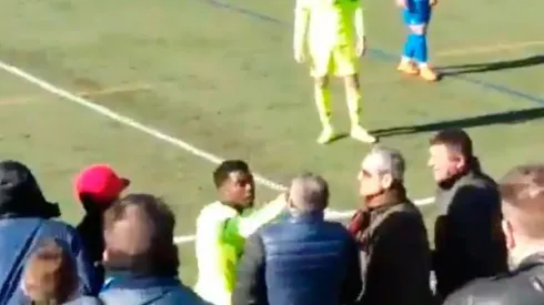 Golpe de Wagué en la cara de un hincha.
