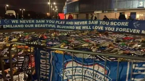 La bandera de los hinchas del Cardiff City.
