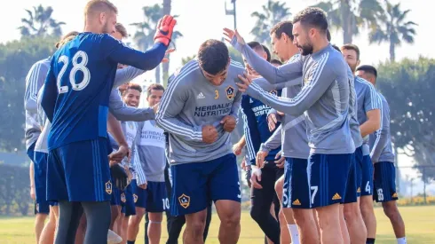 Diego Polenta fue recibido en el entrenamiento de Los Angeles Galaxy (Foto: Twitter)
