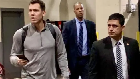 ¡Escándalo! Autobus de los Lakers deja olvidado al entrenador Luke Walton