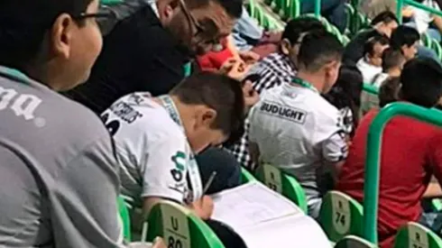 Que la pasión no mate las responsabilidades: Niño alienta a Santos mientras hace la tarea