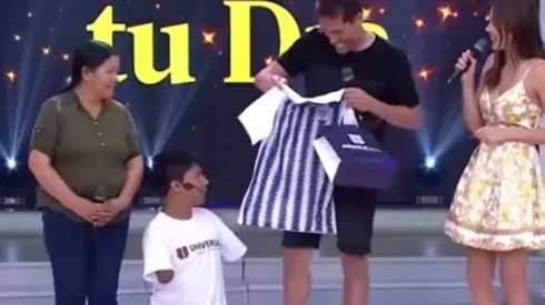 Que grande Butrón: el arquero le regaló una camiseta a un hincha con discapacidad