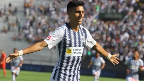 José Manzaneda festeja el primer gol del local.
