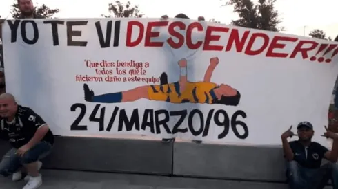 Aficionados de Rayados le recordaron a Tigres su descenso con una bandera gigante