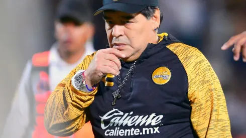 Maradona se luce en comercial de Caliente.mx