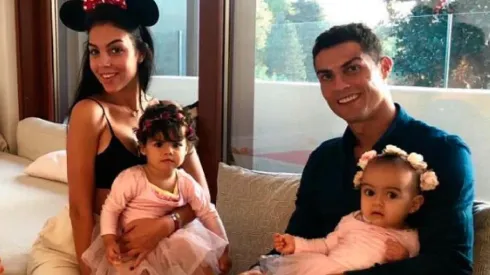 Cristiano junto a Georgina y sus pequeñas.
