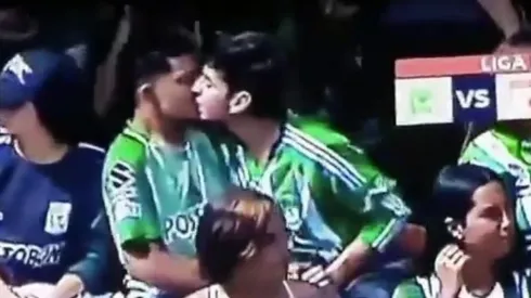 El momento del beso entre los hinchas.
