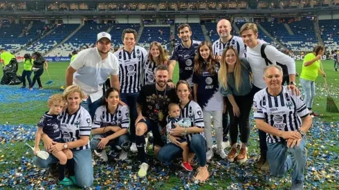 Foto de Miguel con toda la famlia.
