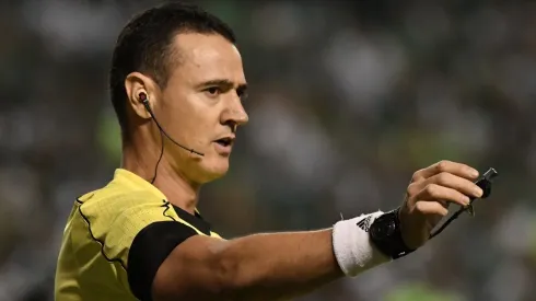 Deportivo Cali v Junior - Torneo Apertura Liga Aguila 2019 - PALMIRA - COLOMBIA, 17-04-2019: Wilmar Roldan, arbitro, durante partido por la fecha 16 de la Liga �guila I 2019 entre Deportivo Cali y Atl�tico Junior jugado en el estadio Deportivo Cali de la ciudad de Palmira. / Wilmar Roldan, referee, during match for the date 16 as part Aguila League I 2019 between Deportivo Cali and Atletico Junior played at Deportivo Cali stadium in Palmira city. Photo: VizzorImage / Gabriel Aponte / Staff - Not Released (NR)