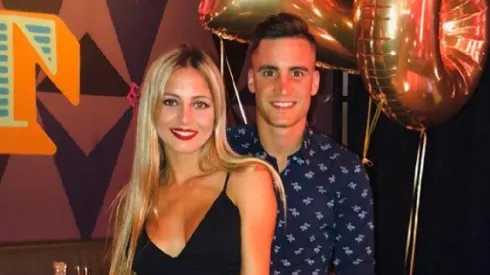 Tagliafico posó junto a su novia en la playa.
