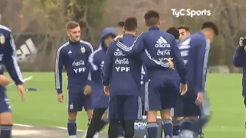 Esto es Messi: la Sub 17 entrenó con la Mayor y todos quisieron su foto con él