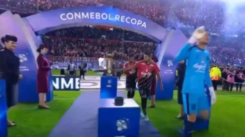 Cuando llegue a Brasil lo van a matar: entrando a la cancha, un jugador de Paranaense tocó la copa