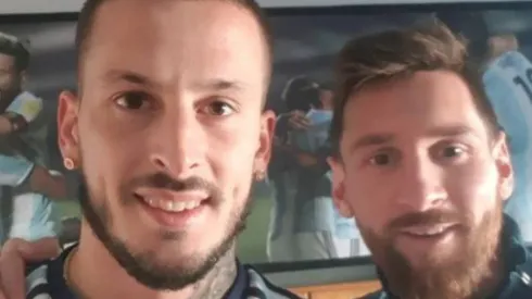 No está en la selección, pero Benedetto le tiró buena onda a Messi en plena conferencia de prensa