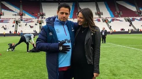 Pura ternura: Chicharito subió una foto besando la panza de su esposa