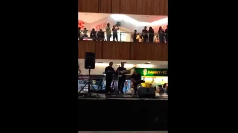 Son diabólicos: se inundaba todo el shopping y los músicos del lugar entendieron todo