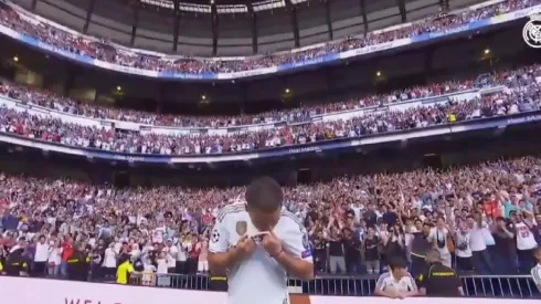 Hazard besó el escudo y generó la euforia.
