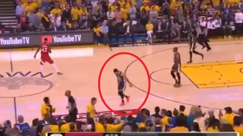 Lo que le faltaba a los Warriors: Stephen Curry se golpea y termina cojeando