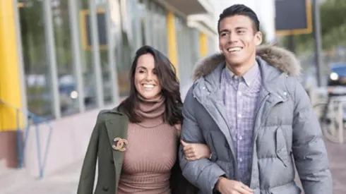 La foto más tierna del día: la pareja de Héctor Moreno y su hija, de la mano y con la playera del Tri