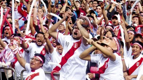 Hinchas peruanos hicieron un banderazo durante la última práctica de la Bicolor