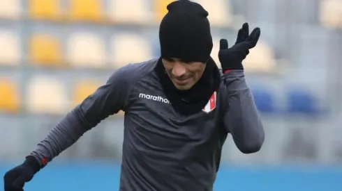 Paolo Guerrero iría solo en el ataque peruano contra la Roja.
