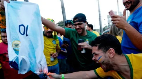 No entendieron nada: hinchas brasileños prendieron fuego una camiseta de Messi