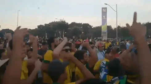 Foto de los hinchas de Brasil cantando.
