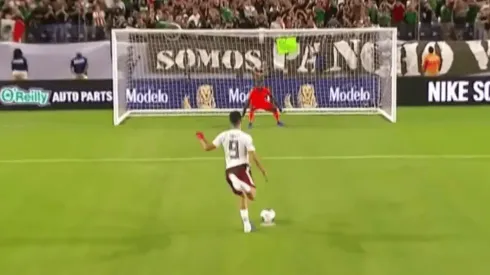 El árbitro le regaló un penal a México y Raúl Jiménez lo cobró con mucha clase