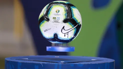 Se presentó la pelota que rodará en la final de la Copa América