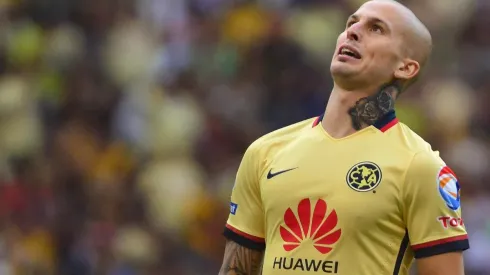 En su agitada noche, Benedetto se hizo tiempo hasta para firmar una bandera del América