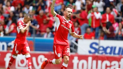 Mancuello convirtió un golazo de tiro libre para empatar el partido. (Foto: Twitter Toluca)
