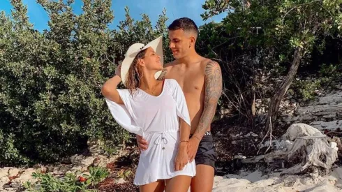 Foto de Leandro Paredes con su mujer.
