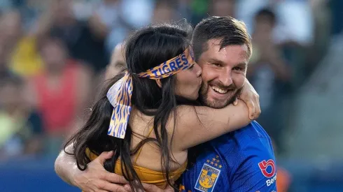 ¡Como con la espontánea! Esta vez hubo un "chat" entre Gignac y el gato